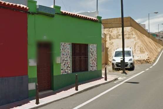 El agua empozada en un estanque, posible foco de una plaga de mosquitos en El Ejido (Telde)/TA.